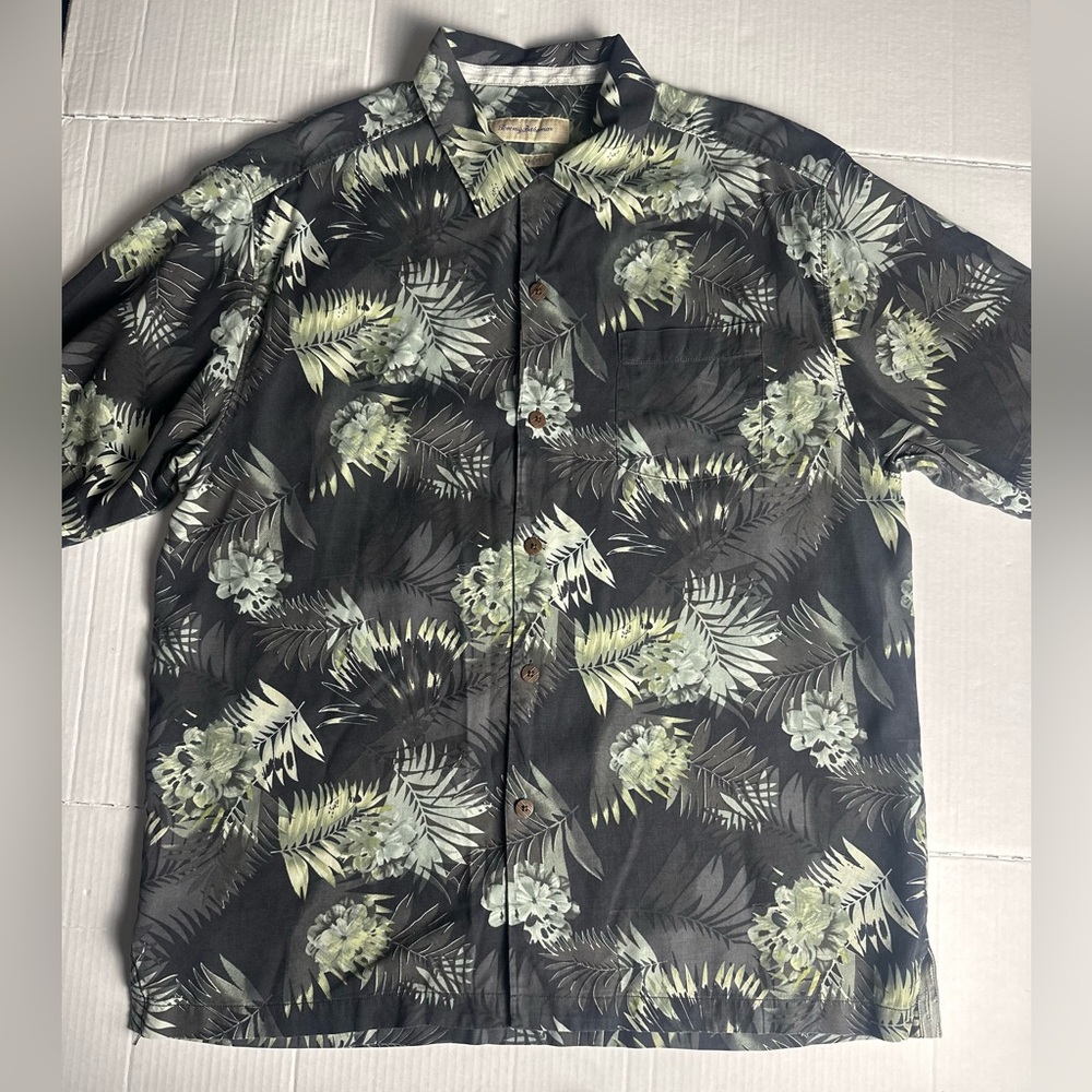 Tommy Bahama Men’s Shirt L Silk 100% Multi Colored Floral Hawaiian Short‎ Sleeve